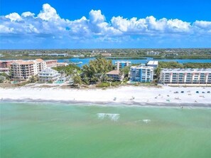 Beach nearby, sun-loungers, beach towels