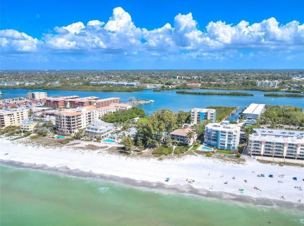 Plage à proximité, chaises longues, serviettes de plage