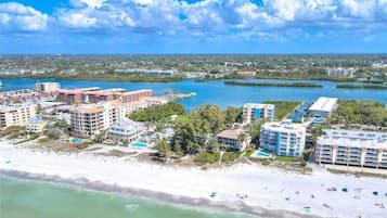 Beach nearby, sun-loungers, beach towels