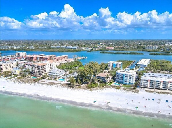 Beach nearby, sun-loungers, beach towels