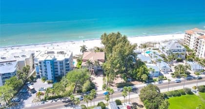 Two-bedroom bungalow - Old FL Cottage - Gulf Side - Ground Level