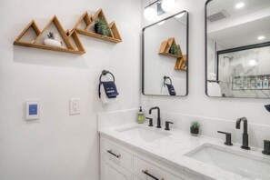 Shower, hair dryer, bidet, towels