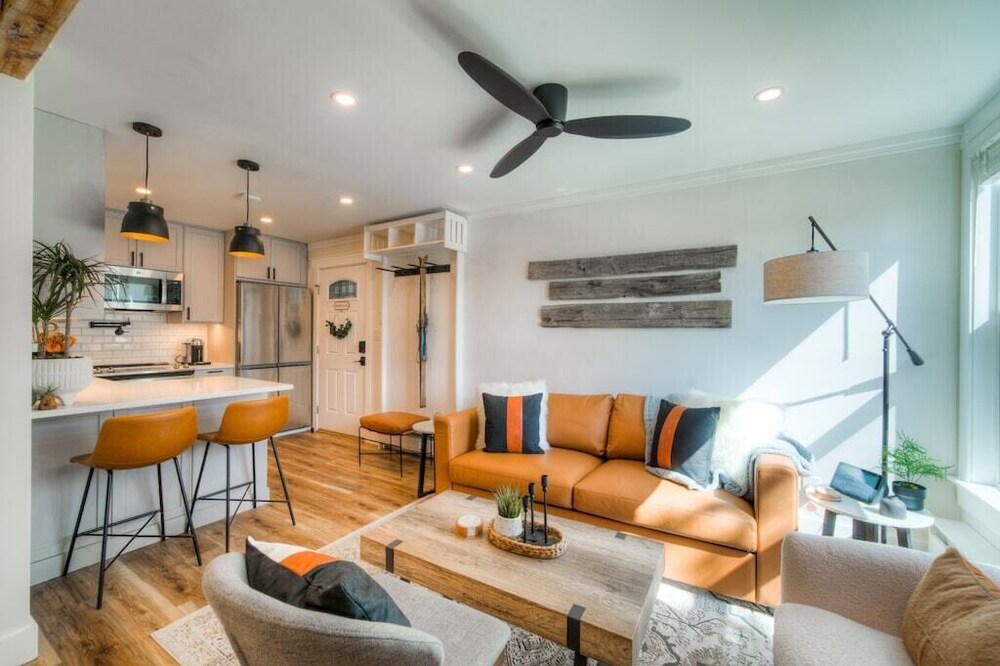 Beautiful remodel- steps from shuttle to slopes!
