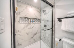 Dusche, Haartrockner, Bidet, Handtücher