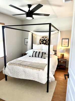 4 habitaciones, escritorio y tabla de planchar con plancha 