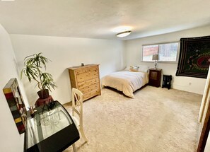 3 bedrooms, desk, iron/ironing board, free WiFi