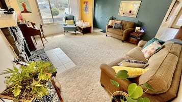 Smart TV, fireplace, stereo