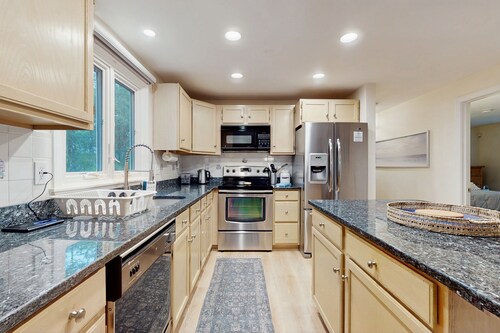 Inviting dog-friendly home with furnished deck & firepit, near golf