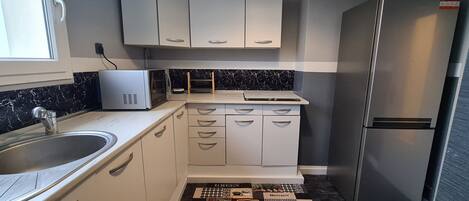 Kjøleskap, mikrobølgeovn, ovn og kokeplater