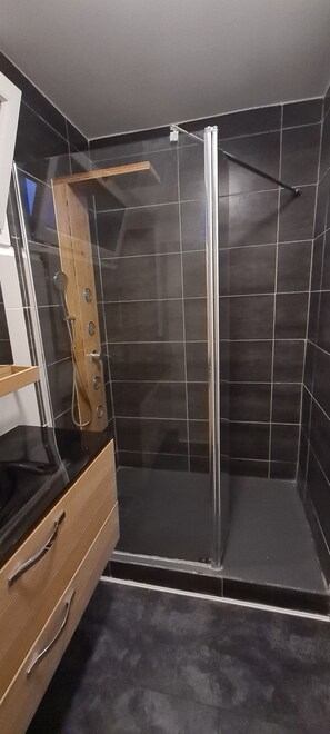 Shower, free toiletries, hair dryer, towels