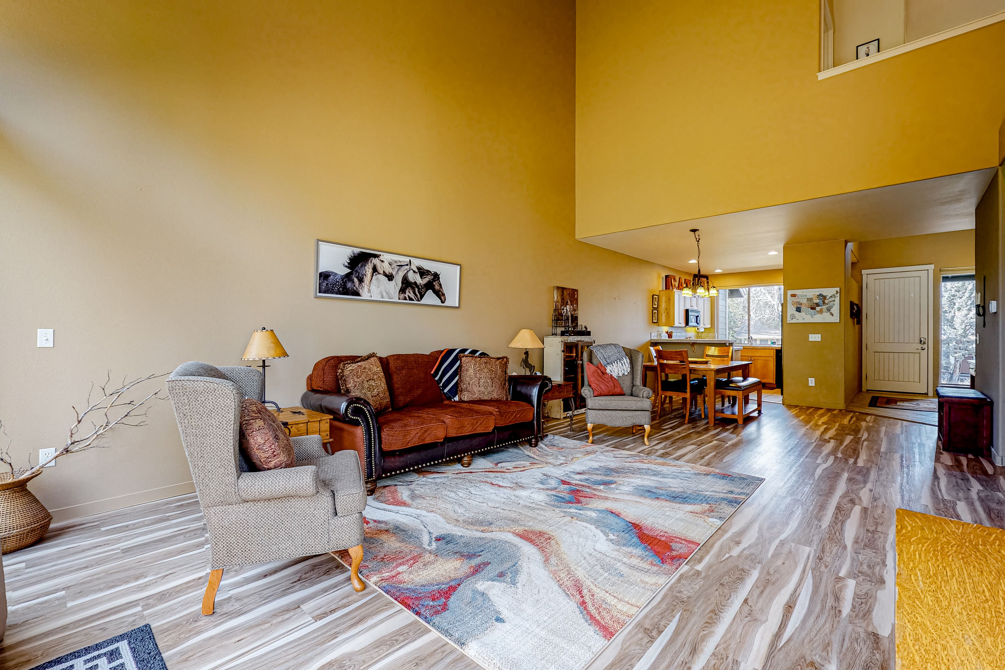 Inviting townhouse with fast WiFi, patio & access to pools, golf, tennis & gym