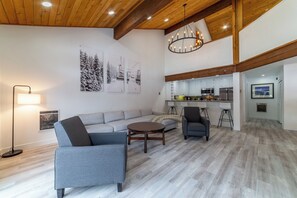 Smart TV, chimenea y tenis de mesa