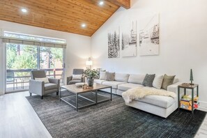 Smart TV, fireplace, table football, ping pong - Short Walk to Village & Gondola Access 543 (Mammoth Lakes)