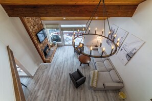 Smart TV, chimenea y tenis de mesa