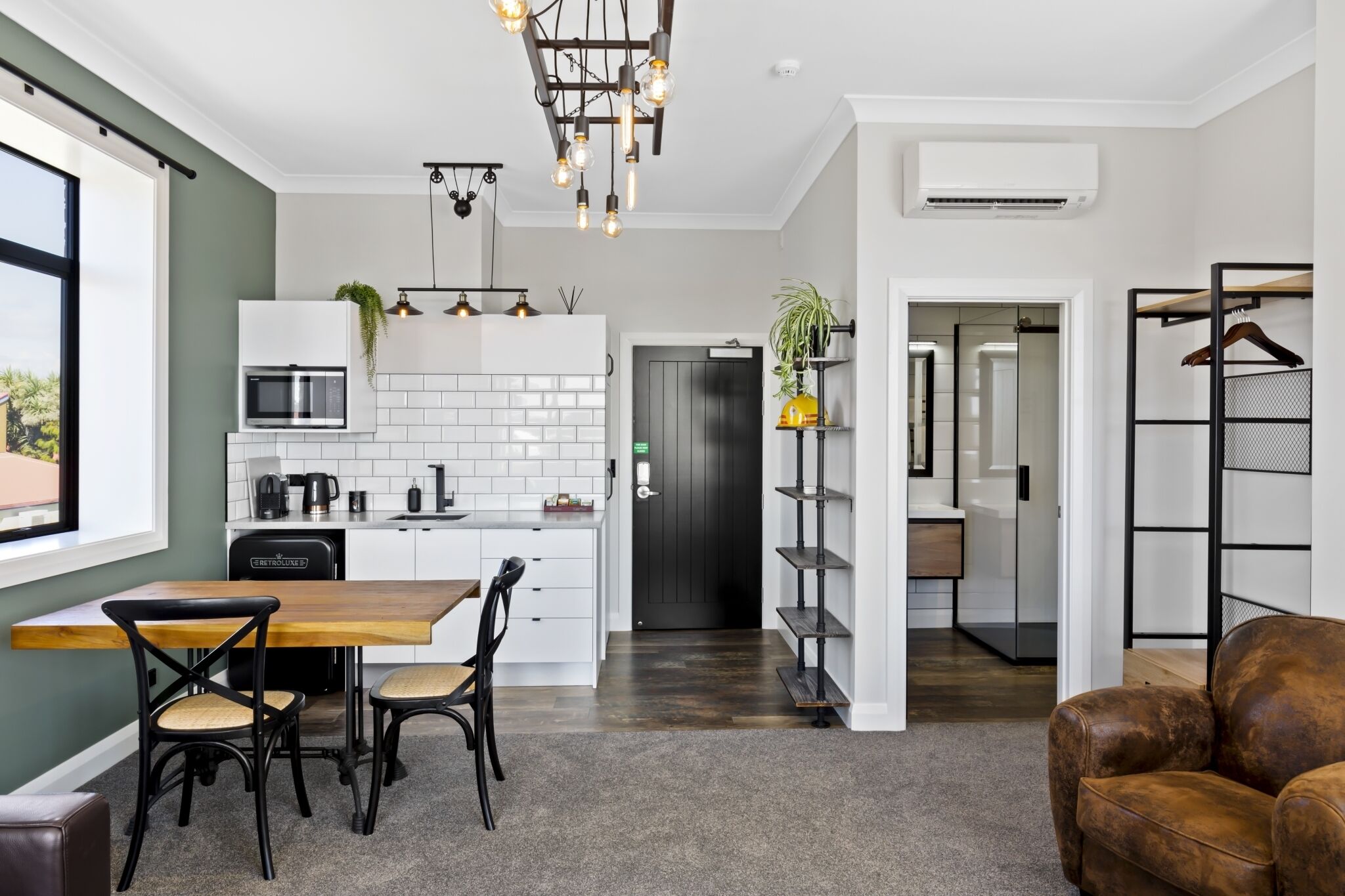 Chief Macfarlane | Private kitchen | Microwave, espresso maker, coffee/tea maker, electric kettle