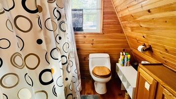 Combined shower/bathtub, shampoo