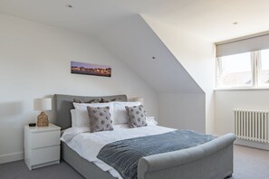 4 habitaciones, escritorio, tabla de planchar con plancha y wifi