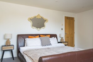 4 bedrooms, desk, iron/ironing board, WiFi