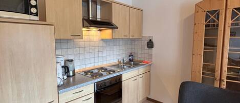 冰箱、微波炉、烤箱、炉灶