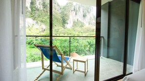 Deluxe Mountain View Room | Safe på rommet, wi-fi (inkludert) og sengetøy