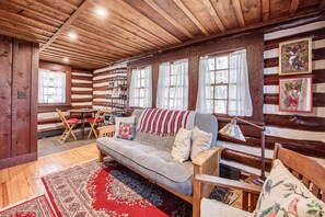 TV - Adorable Wooded Getaway w/ Free WiFi, Shared Pool, Kitchenette & Great Location (Lake Junaluska)