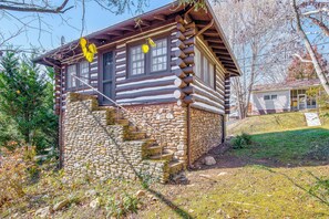 Exterior - Adorable Wooded Getaway w/ Free WiFi, Shared Pool, Kitchenette & Great Location (Lake Junaluska)