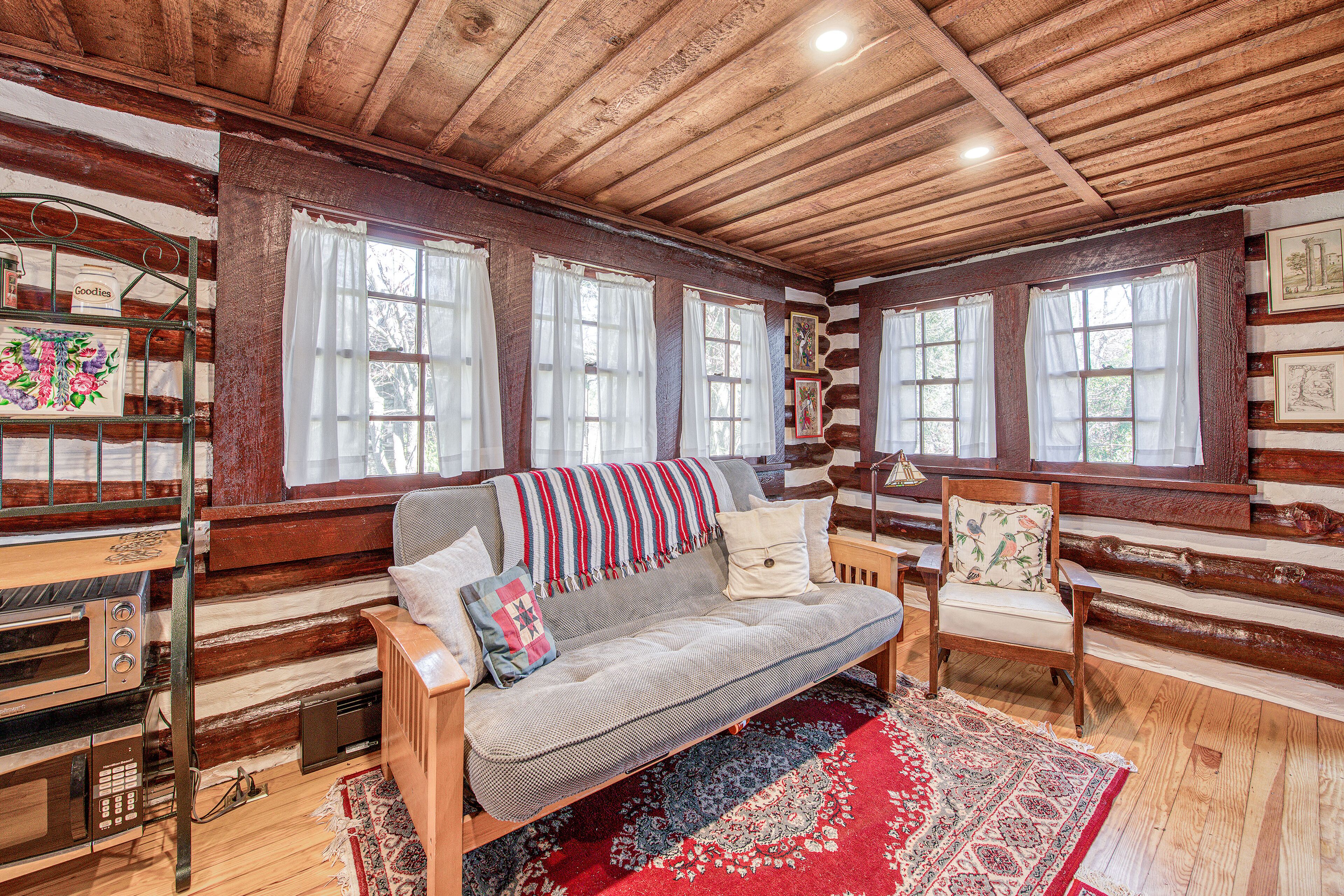 Adorable Wooded Getaway w/ Free WiFi, Shared Pool, Kitchenette & Great Location