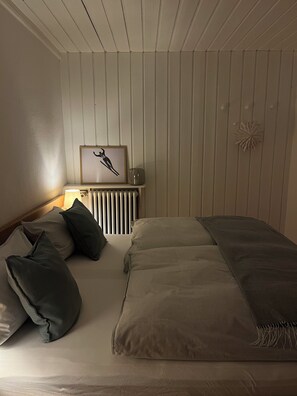 1 bedroom, internet, bed sheets