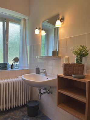 Badekar, hårtørrer, håndklæder
