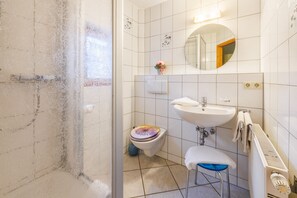 Dusche, Haartrockner, Handtücher