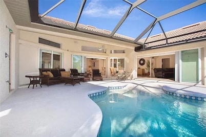 Large house with heated walk-in pool near beaches!