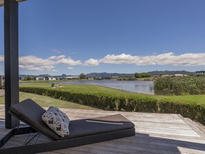 Property grounds - Golfer's Paradise - Matarangi Holiday Home (Matarangi)