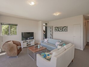 TV - Golfer's Paradise - Matarangi Holiday Home (Matarangi)