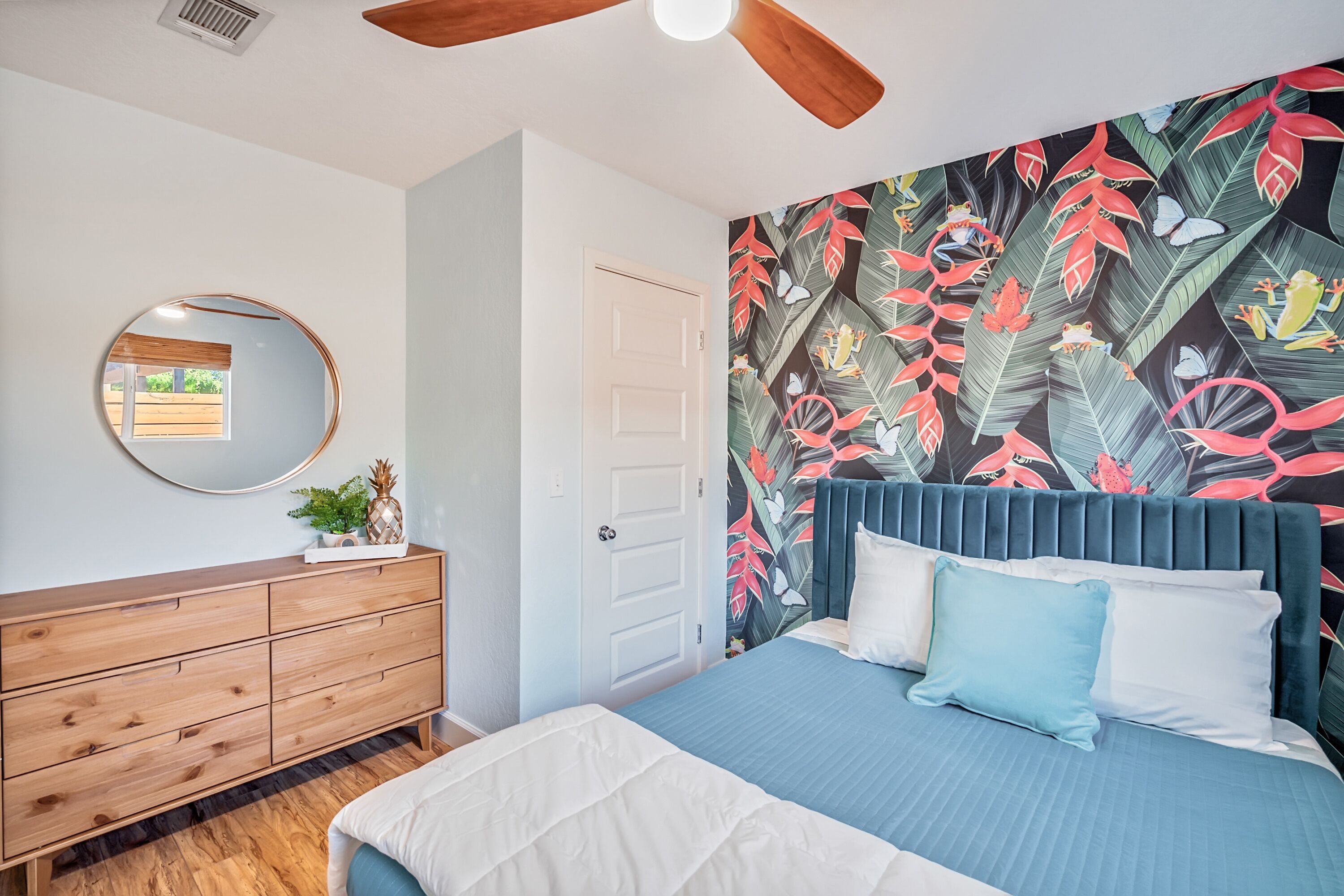 SUPERB LOCATION! Close to Superbowl & Scottsdale - Heated Pool- TikiBar & Gym