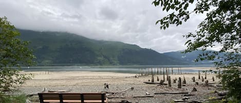 在海滩、沙滩椅、沙滩毛巾