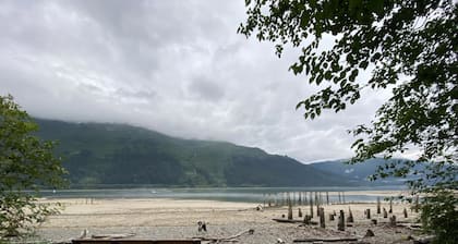 Sandy Beach Sunrise Studio- Just steps from Sandy Beach & Treadwell trail!