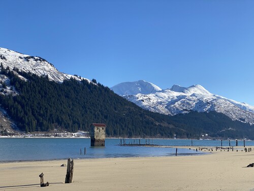 Sandy Beach Sunrise Studio- Just steps from Sandy Beach & Treadwell trail! 