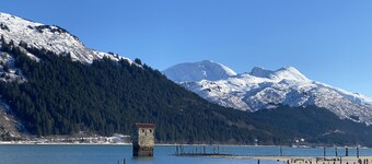 Sandy Beach Sunrise Studio- Just steps from Sandy Beach & Treadwell trail! 