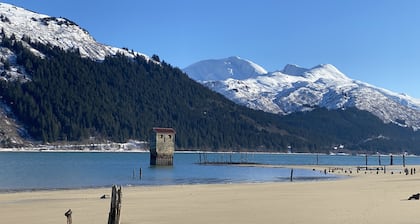 Sandy Beach Sunrise Studio- Just steps from Sandy Beach & Treadwell trail!