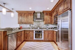 冰箱、微波炉、烤箱、炉灶