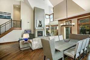 Smart TV, caminetto, videogiochi, lettore DVD