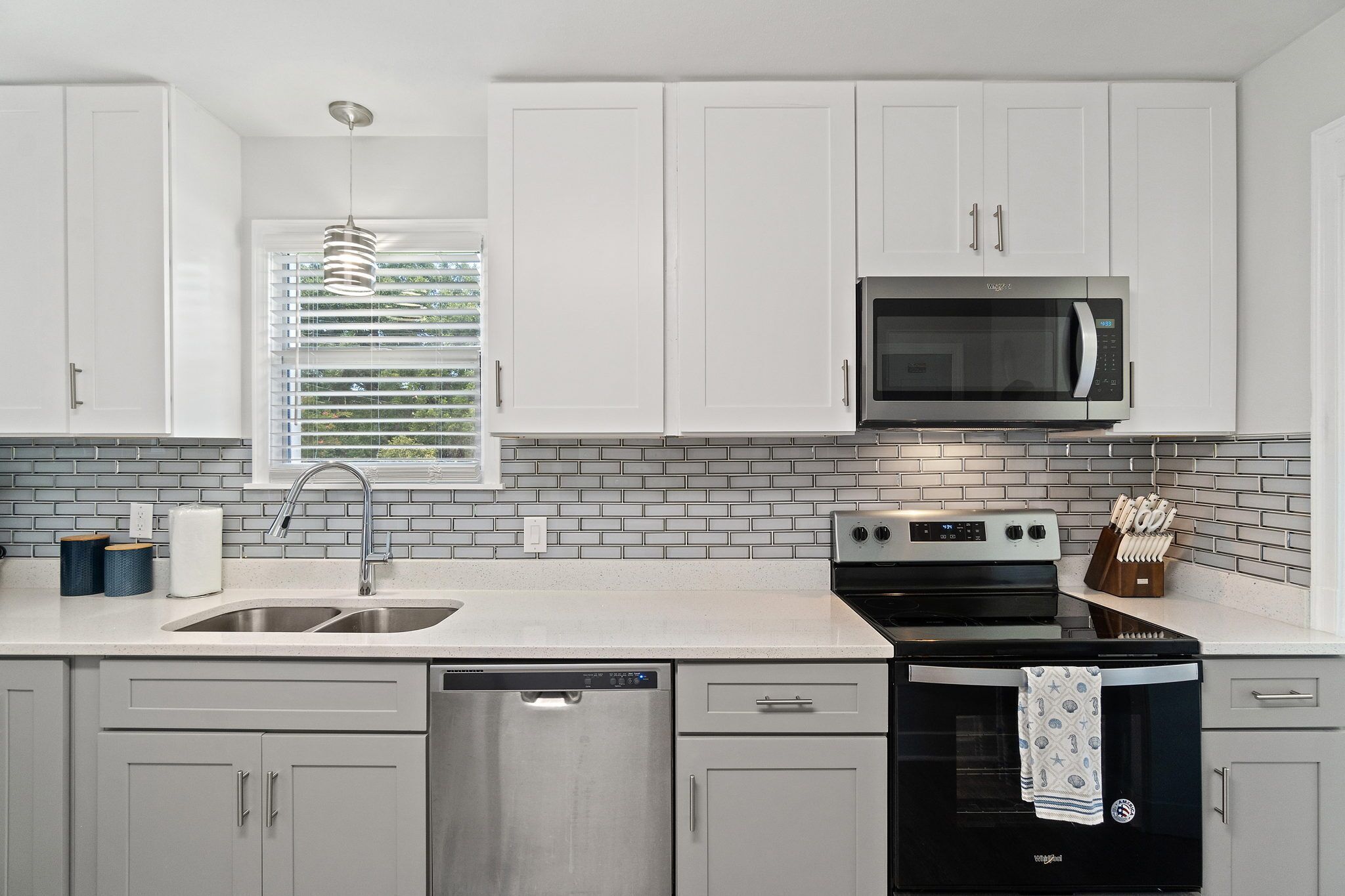 2 bedrooms - King bed - close to beaches - beautiful deck with outdoor seating. 