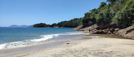 Una spiaggia nelle vicinanze