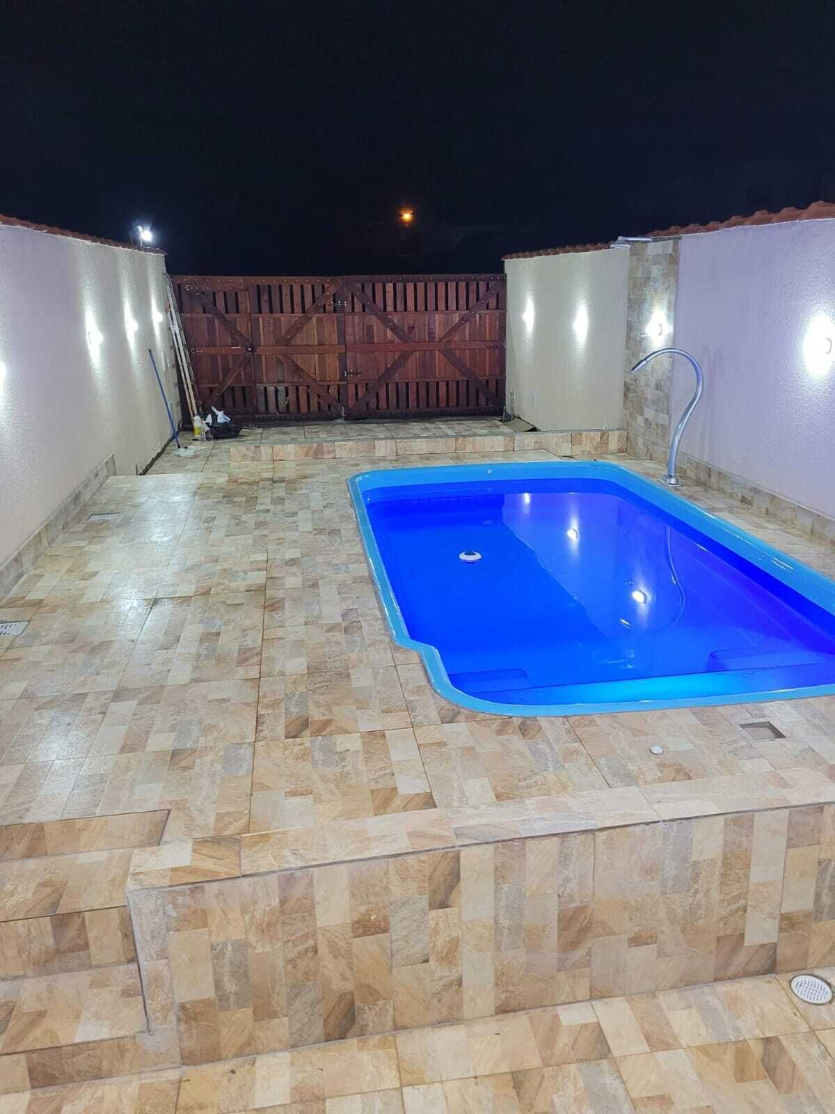 Ein Pool auf dem Dach mit blauem Innenraum, umgeben von gefliesten Böden und Wänden.