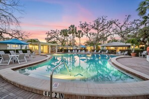 Et oppvarmet basseng og solsenger