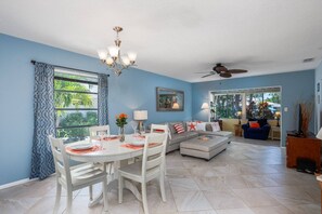 Dining for 4 people off the kitchen - Siesta Key Villa | Pool + Free Daily Activities (Siesta Key)