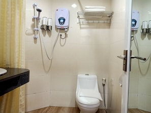 Habitación familiar, 2 camas matrimoniales | Baño | Regadera y toallas