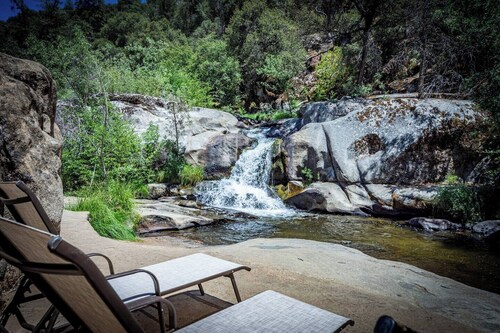 Waterfall View Retreat near Yosemite with Spas