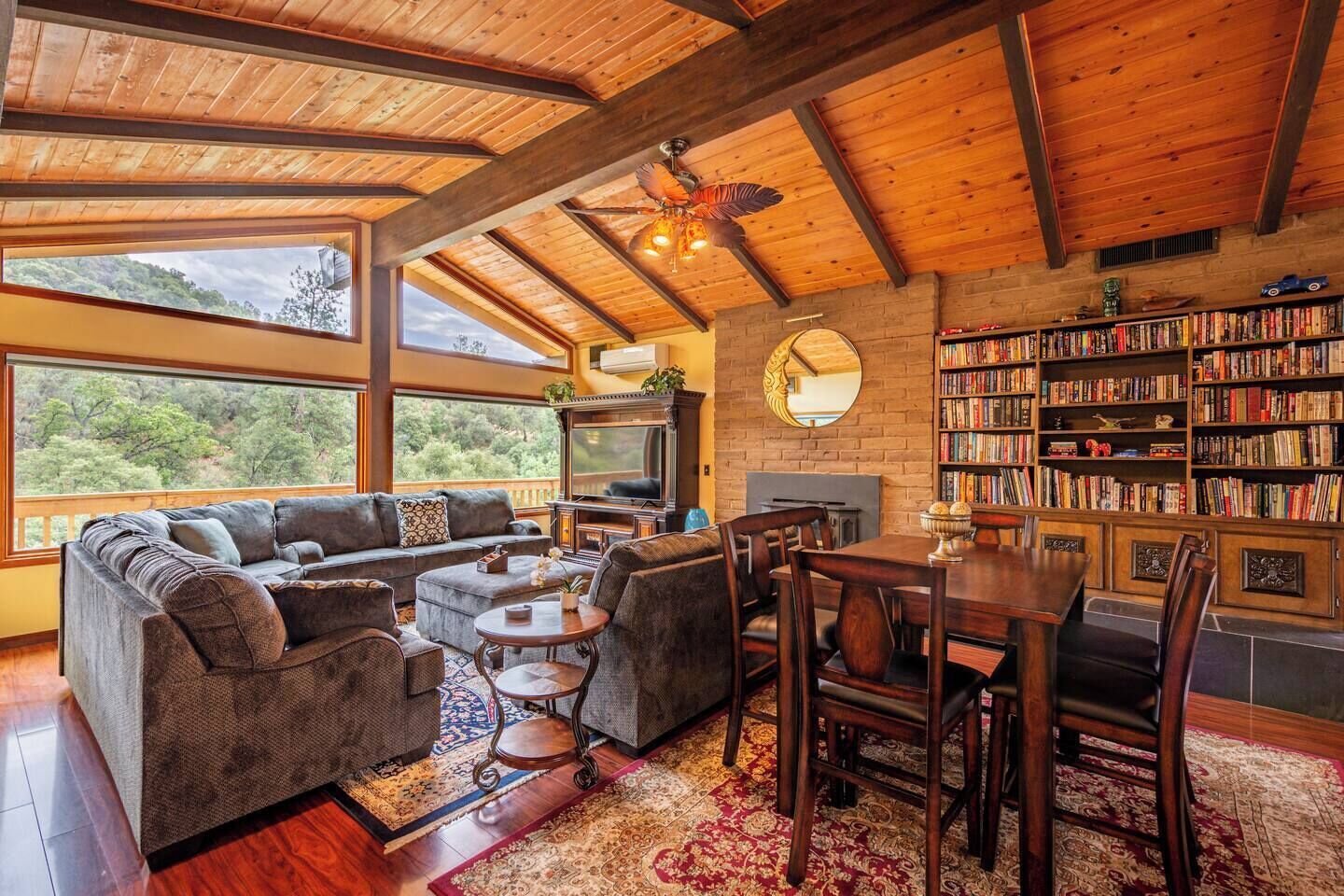 Smart TV, chimenea, libros y oficina 