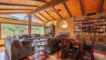 Smart TV, chimenea, libros y oficina